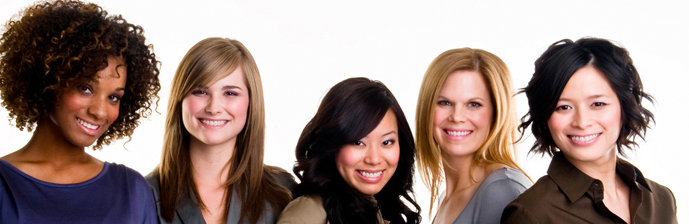 Fünf selbstbewusste Frauen mit strahlendem Lächeln, ein Zeichen für gelungene kieferorthopädische Erwachsenenbehandlung.